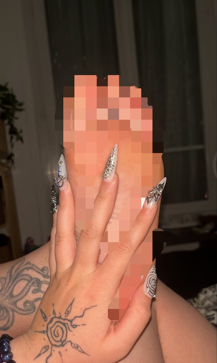 Moneymiss77777's tweet photo. Mmh quel #toutou va pouvoir raquer et se délecter de la vu ? 😋🤭

#moneyslave #soumis #feetfetish #findom https://t.co/tjB9yKB16J