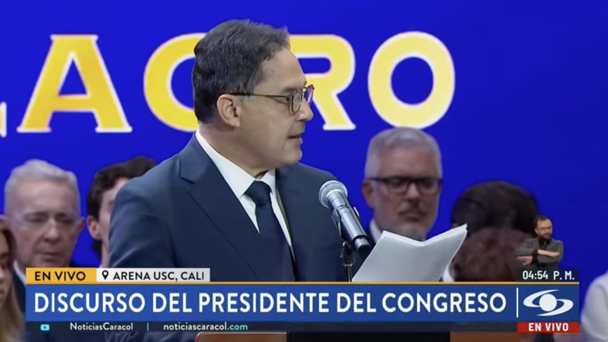 Fortencrantz's tweet photo. Interesante discurso del presidente del Senado, Honorio Henriquez.

Highlights en términos internacionales:
-Llama a "rescatar las buenas formas diplomáticas" y a profesionalizar el servicio exterior
-Dice que el Escudo de las Américas, liderado por EEUU, es un posible buen escenario para fortalecer la seguridad, pero llama la atención de no poner de lado la unión latinoamericana
-Dice que hay grandes oportunidades a aprovechar con dos vecinos de Colombia: Ecuador y Venezuela