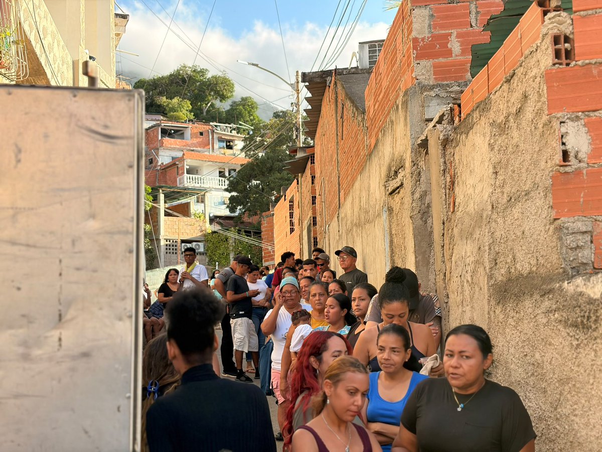 ConVzlaComando's tweet photo. El 24 de junio la tierra se movió y el corazón de cada venezolano sacó lo mejor que tiene para dar. 

44 días después, nuestro operativo sigue activo y presente en el estado #Vargas 

Desde el sector Las Tomitas seguimos #TodosConVzla https://t.co/u9A9H9J7eq
