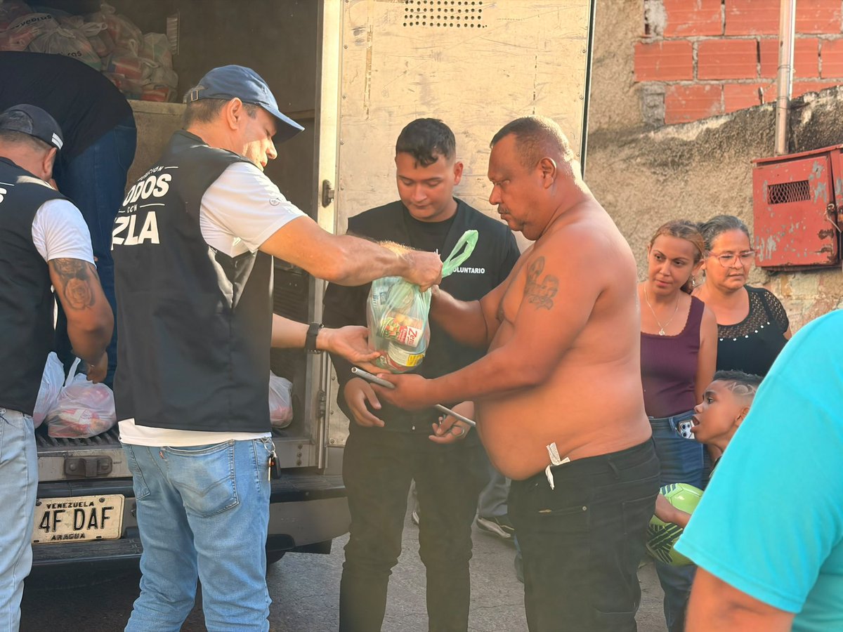 ConVzlaComando's tweet photo. El 24 de junio la tierra se movió y el corazón de cada venezolano sacó lo mejor que tiene para dar. 

44 días después, nuestro operativo sigue activo y presente en el estado #Vargas 

Desde el sector Las Tomitas seguimos #TodosConVzla https://t.co/u9A9H9J7eq