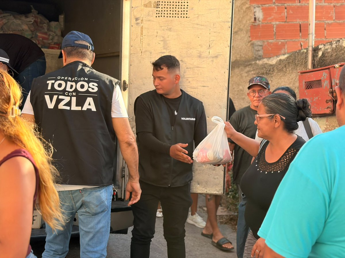 ConVzlaComando's tweet photo. El 24 de junio la tierra se movió y el corazón de cada venezolano sacó lo mejor que tiene para dar. 

44 días después, nuestro operativo sigue activo y presente en el estado #Vargas 

Desde el sector Las Tomitas seguimos #TodosConVzla https://t.co/u9A9H9J7eq