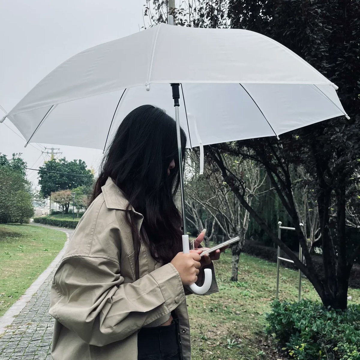 MathildeJohans1's tweet photo. A stranger handed me an extra umbrella during sudden rain today. Warmth in small random acts! https://t.co/hVpAgwLqE8
