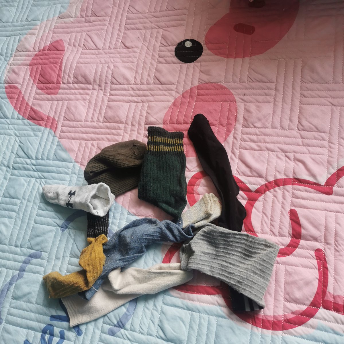 Sunnerz's tweet photo. Decluttered my closet today! Bagged 3 gently used clothes, a vintage lamp u0026 some books for donation. Cleared space = better vibes https://t.co/DwV2WHutDQ