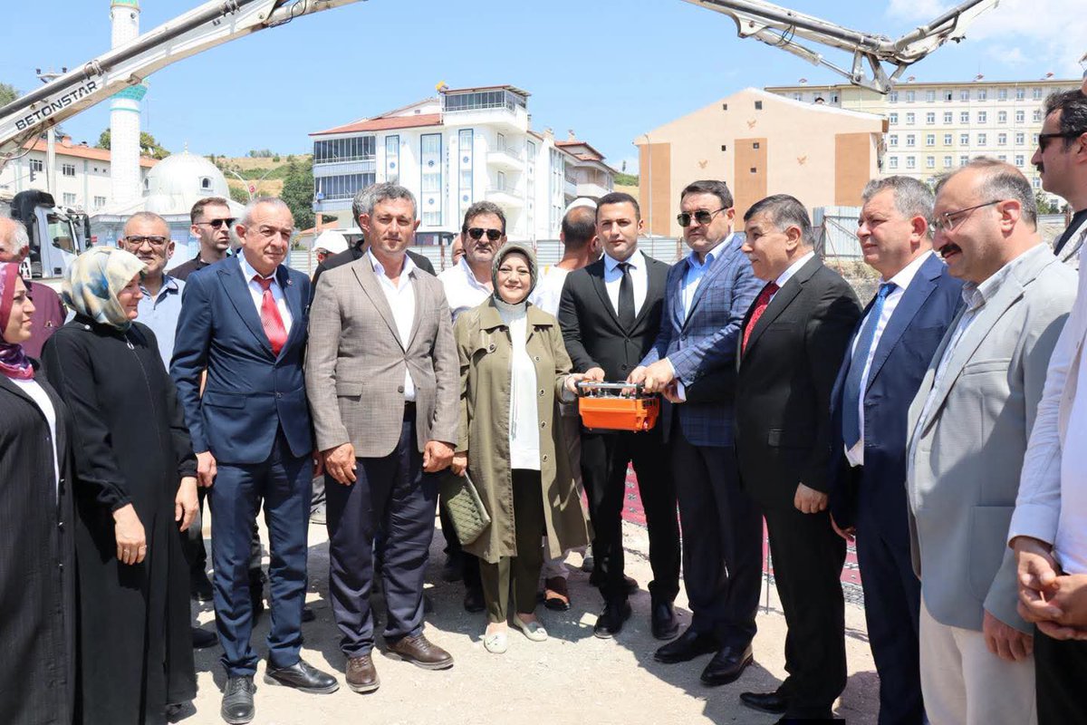 TekinBenli2's tweet photo. Sayın valimizMusa ışın sayın akparti il başkanımız Ceyda Çetinersayın kaymakamımız sayın Belediye başkanımız Büyük Birlik partisi Emet ilçe başkanı olarak Emet ilçemizde hükümet konağı temel atma törenine katıldık
Emet için hayırlı olur inşallah https://t.co/qT7eg6oNSX