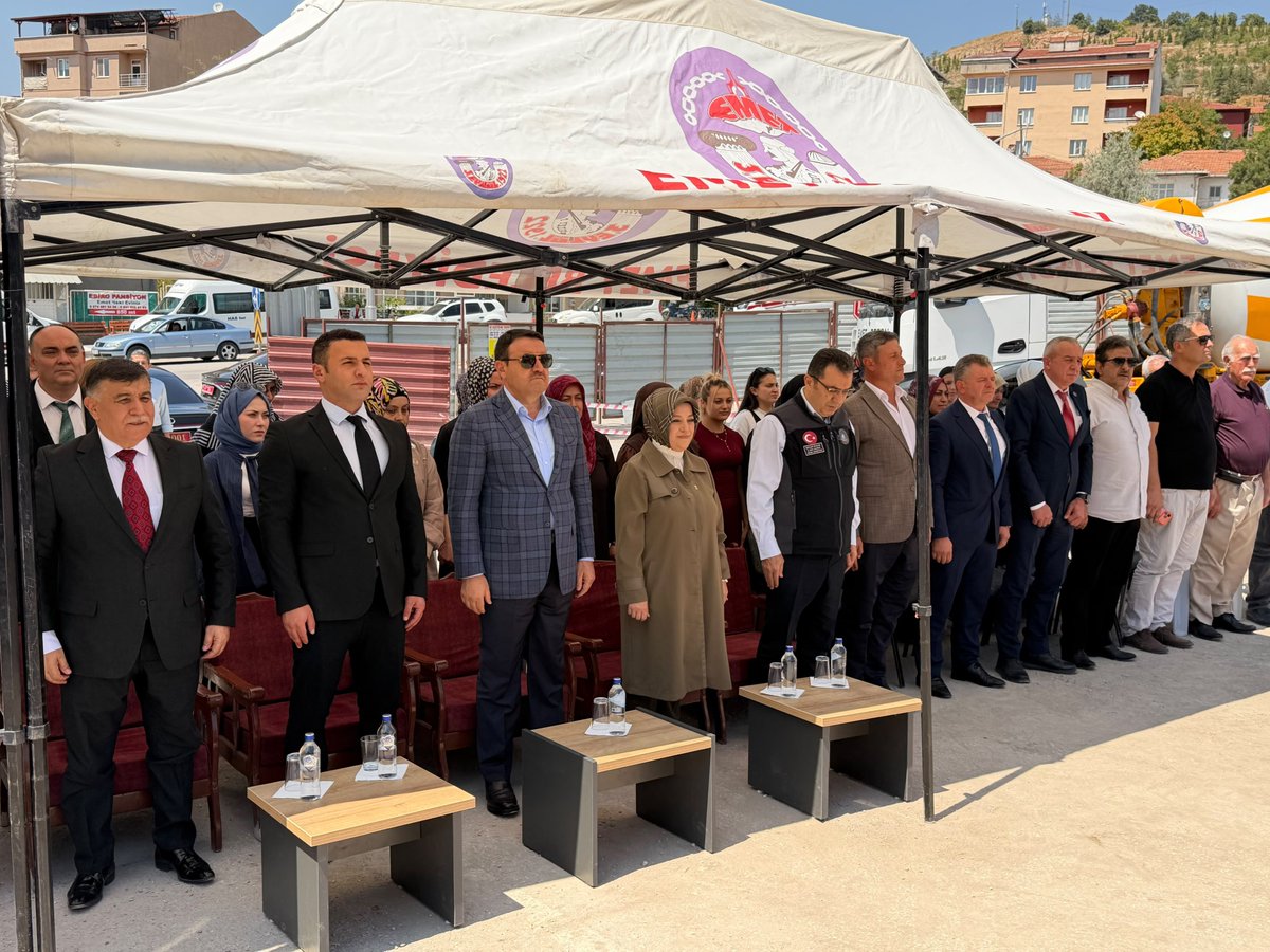 TekinBenli2's tweet photo. Sayın valimizMusa ışın sayın akparti il başkanımız Ceyda Çetinersayın kaymakamımız sayın Belediye başkanımız Büyük Birlik partisi Emet ilçe başkanı olarak Emet ilçemizde hükümet konağı temel atma törenine katıldık
Emet için hayırlı olur inşallah https://t.co/qT7eg6oNSX