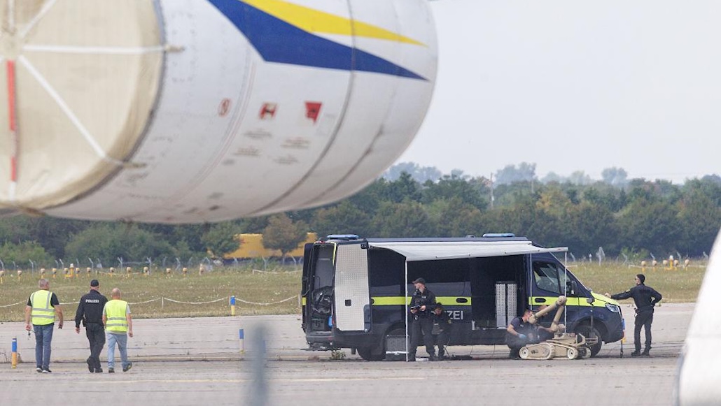 RCMultimedios's tweet photo. Alemania investiga posible ataque híbrido tras hallar dron con explosivos en aeropuerto de Leipzig

 https://t.co/ZuYXuxMFjZ https://t.co/cQ1G0qhlrS