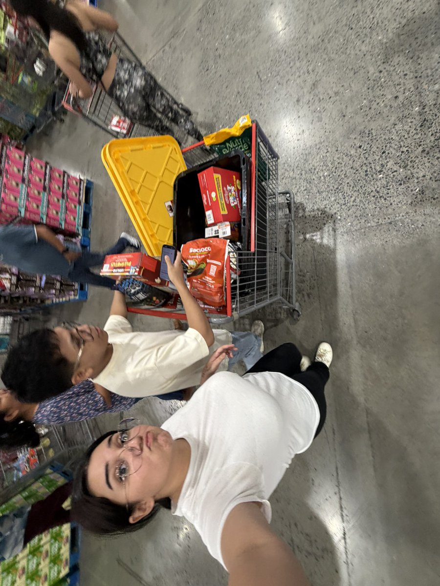 rvchng's tweet photo. despensita con mis hombrecitos, gracias por apoyarme en todo 🥹 https://t.co/2PoXcPqzfb