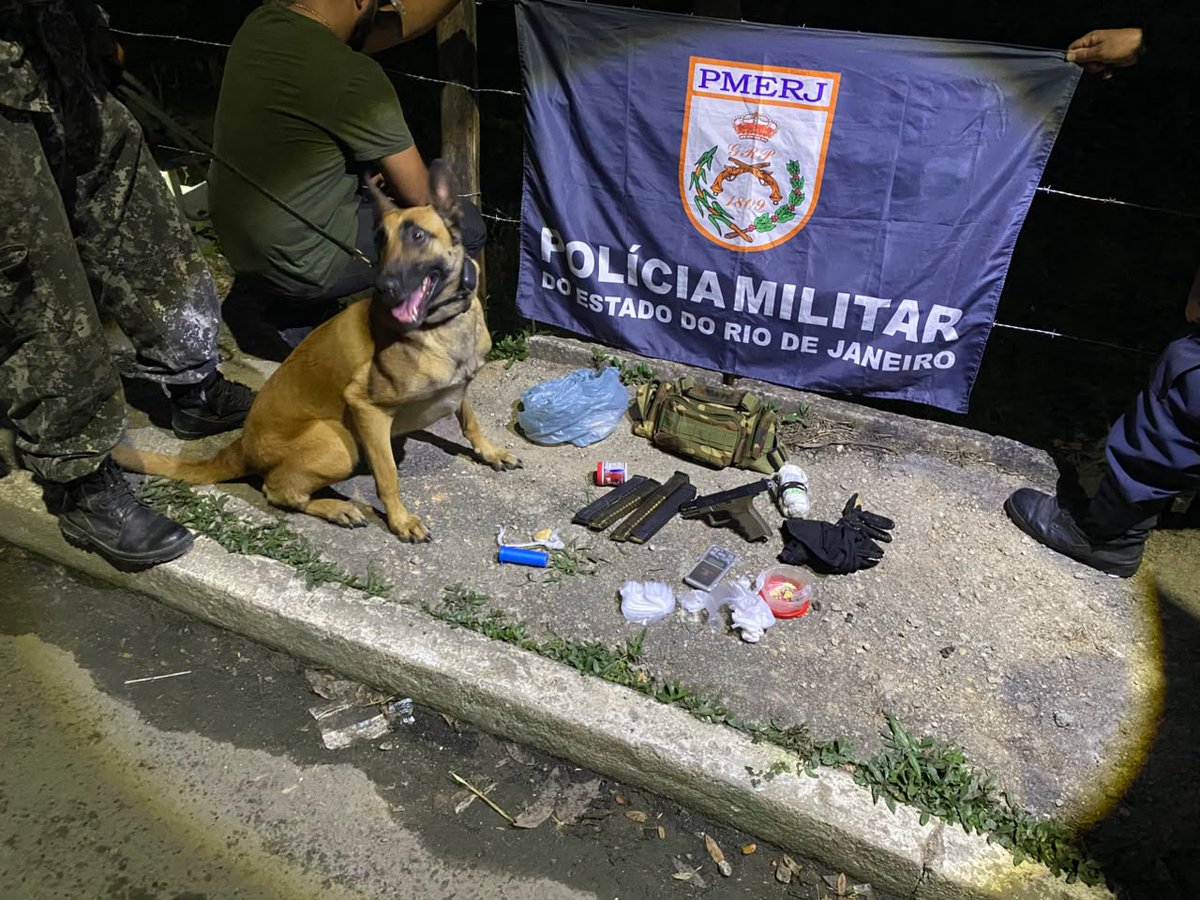 PMERJ's tweet photo. 📍 Policiais do #37BPM, em ação conjunta com o #BAC, prenderam um criminoso e apreenderam uma pistola, quatro carregadores alongados, munições e material entorpecente na Linha Velha, em Itatiaia, nesta sexta-feira (07/08).
Em andamento na 99ª DP.
#ServireProteger https://t.co/vojc5pCBel