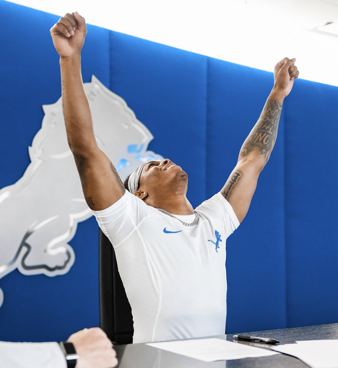 the_det_times's tweet photo. Jahmyr Gibbs after signing his extension 😂

(via @Lions) https://t.co/dTd06T6pcL