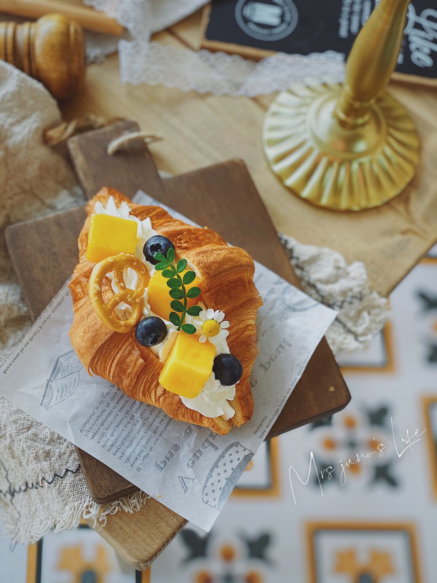 AnnAttleegliv's tweet photo. [Freshly baked cro Studies with oozing cheese—breakfast win in 10 seconds. ] https://t.co/TzOWXi0RdW
