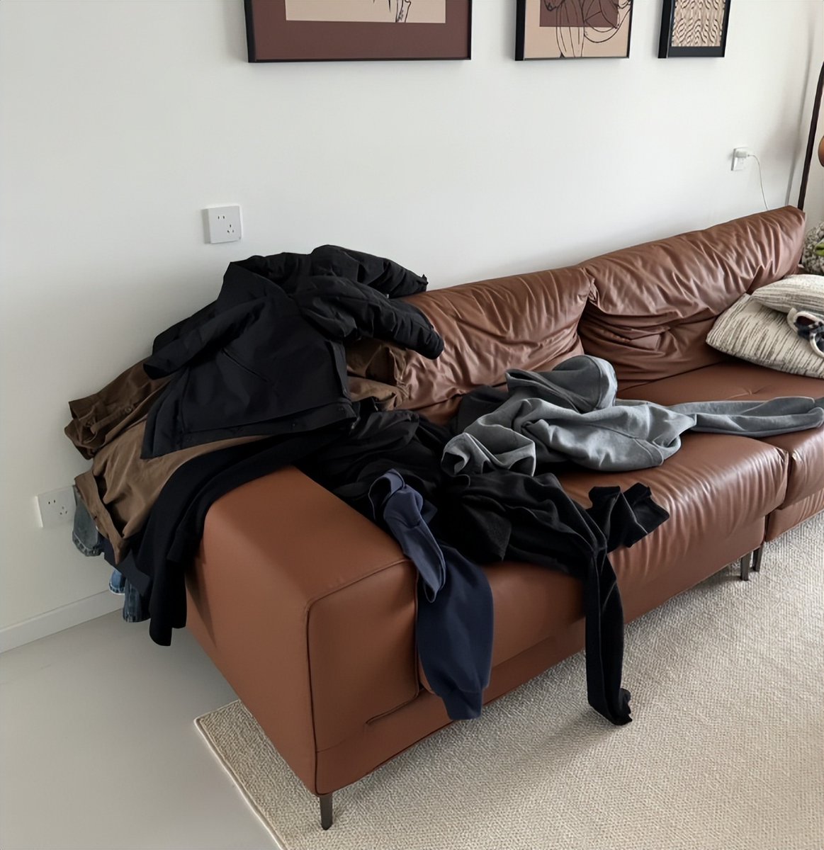 jbilla23's tweet photo. Just folded the fresh laundry and now I can curl up on the couch with a warm cup of tea—small wins make the day!， https://t.co/fJToZk1juc