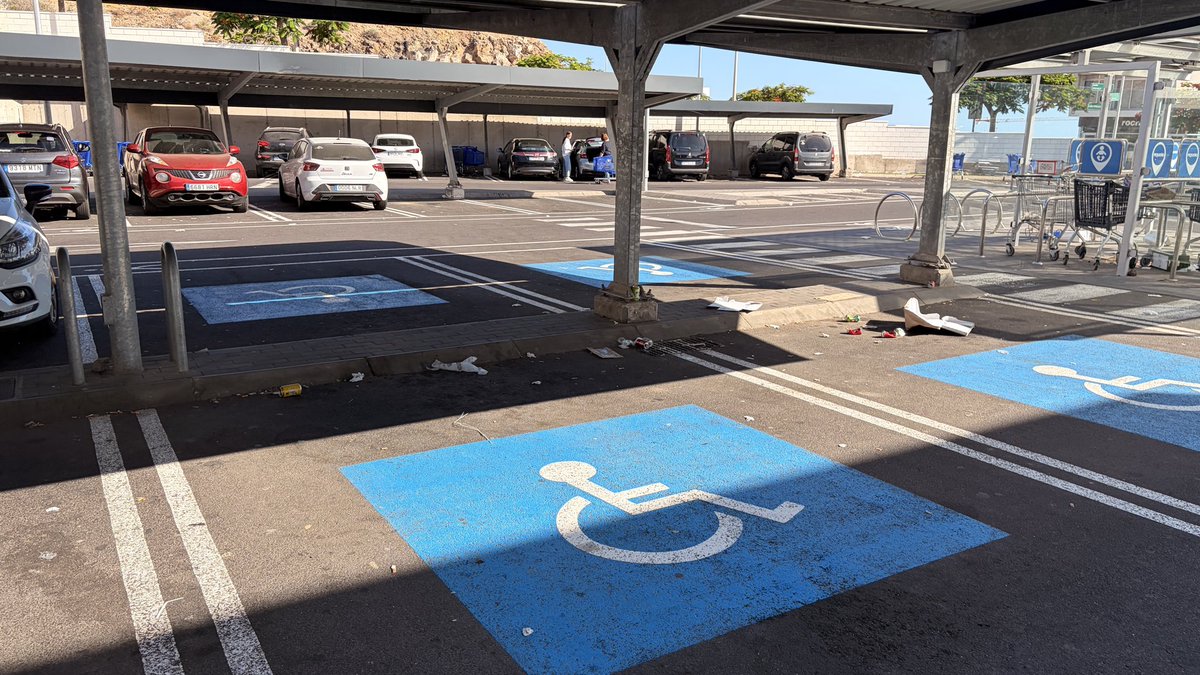 CarlosLachez's tweet photo. @lidlespanaAC @lidlespana Es inaceptable ver el estado de suciedad en su parking, especialmente en las zonas para personas con discapacidad, y dentro de la tienda. Parece que el ahorro de personal está afectando gravemente la higiene. ¡Necesitan mejorar urgentemente! https://t.co/Vtky7SYvL5