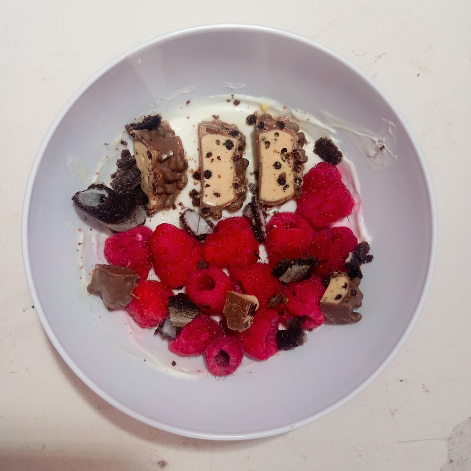 Angelic_pie28's tweet photo. -- 7:20 PM
A small refuel snack, protein yogurt bowl topped with raspberries, cookies & cream barebell's and half an oreo wafer stick
199c 21p 5.3f
#edtwt #edrtwt #shedtwt #sledtwt #ricecaketwt #anatwt #wl #weightloss #mealspo https://t.co/VsYKoapsdK