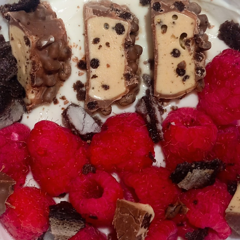 Angelic_pie28's tweet photo. -- 7:20 PM
A small refuel snack, protein yogurt bowl topped with raspberries, cookies & cream barebell's and half an oreo wafer stick
199c 21p 5.3f
#edtwt #edrtwt #shedtwt #sledtwt #ricecaketwt #anatwt #wl #weightloss #mealspo https://t.co/VsYKoapsdK