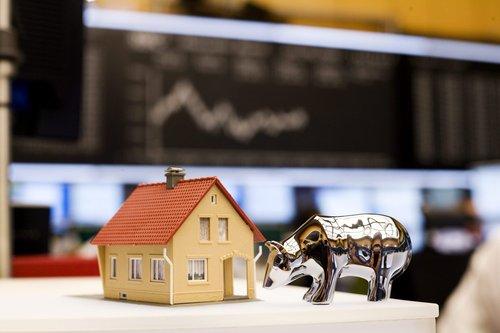 FinancialTurner's tweet photo. As starter homes grow further out of reach, more young Americans are treating the stock market—not real estate—as their path to the American Dream. https://t.co/U5SaB6t1Mz https://t.co/aKjtE4vxU2