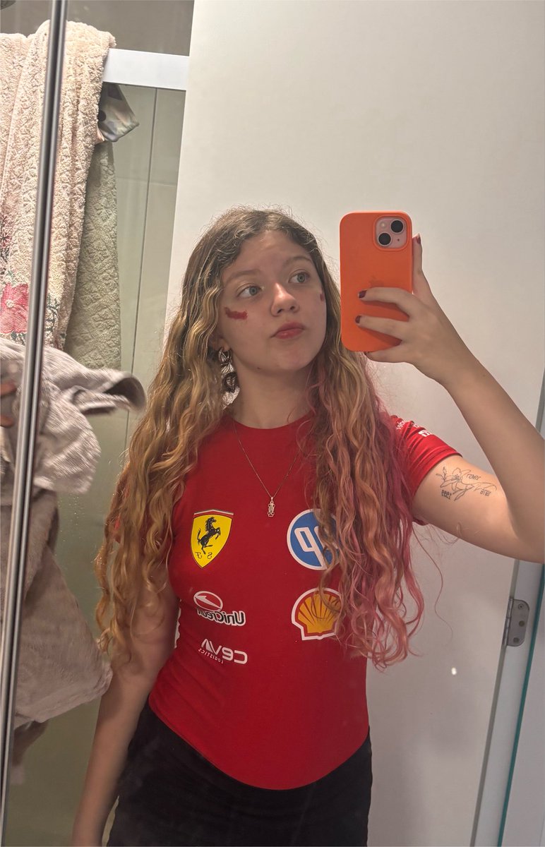 vsf_andrade's tweet photo. saudades do meu cabelo longo meu deus, ele tava quebrado fudido faltando se matar? sim mas tava lindo https://t.co/t4LEDPxl6X