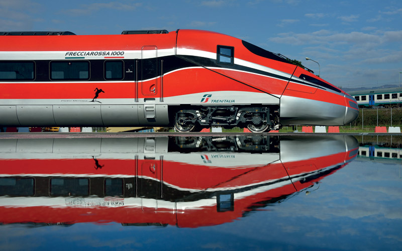 m_dutkiewicz's tweet photo. 🚅🇮🇹😀Kto wygrał wyścig do tunelu pod kanałem La Manche?

Wygląda na to, że koleje włoskie, które rozpychają się po całej Europie. Trenitalia jest już realną konkurencją we Francji na trasie Paryż - Lyon. A teraz zamawia 19 pociągów Frecciarossa (prędkość maksymalna 300 km/h) od @HitachiRailENG  za 2 mld euro. 

▶️Będzie więcej kursów nie tylko do Lyonu, ale do Mediolanu, i Marsylii. Najciekawsza część planu to jednak rok 2029 – wtedy Włosi chcą wystartować z własnym połączeniem Paryż – Londyn przez tunel pod La Manche, stanowiąc bezpośrednią konkurencję dla pociągów Eurostar. Zbudują też nowe zaplecze techniczne pod Paryżem. 

▶️Myślę, że przyjdzie taki czas, że włoski operator dojedzie kiedyś do Warszawy, gdy w @PortPolska_info zbudujemy szybką kolej. Pierwszy odcinek trasy 350 km/h z Warszawy do Łodzi ma być gotowy w 2032 roku.