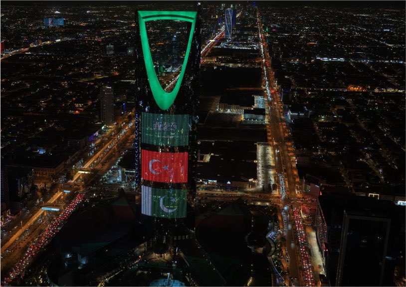 SaudiNews50's tweet photo. معالم وأبراج مدن المملكة تتزيّن بأعلام السعودية وتركيا وباكستان.

- https://t.co/gbRsTpcwEt