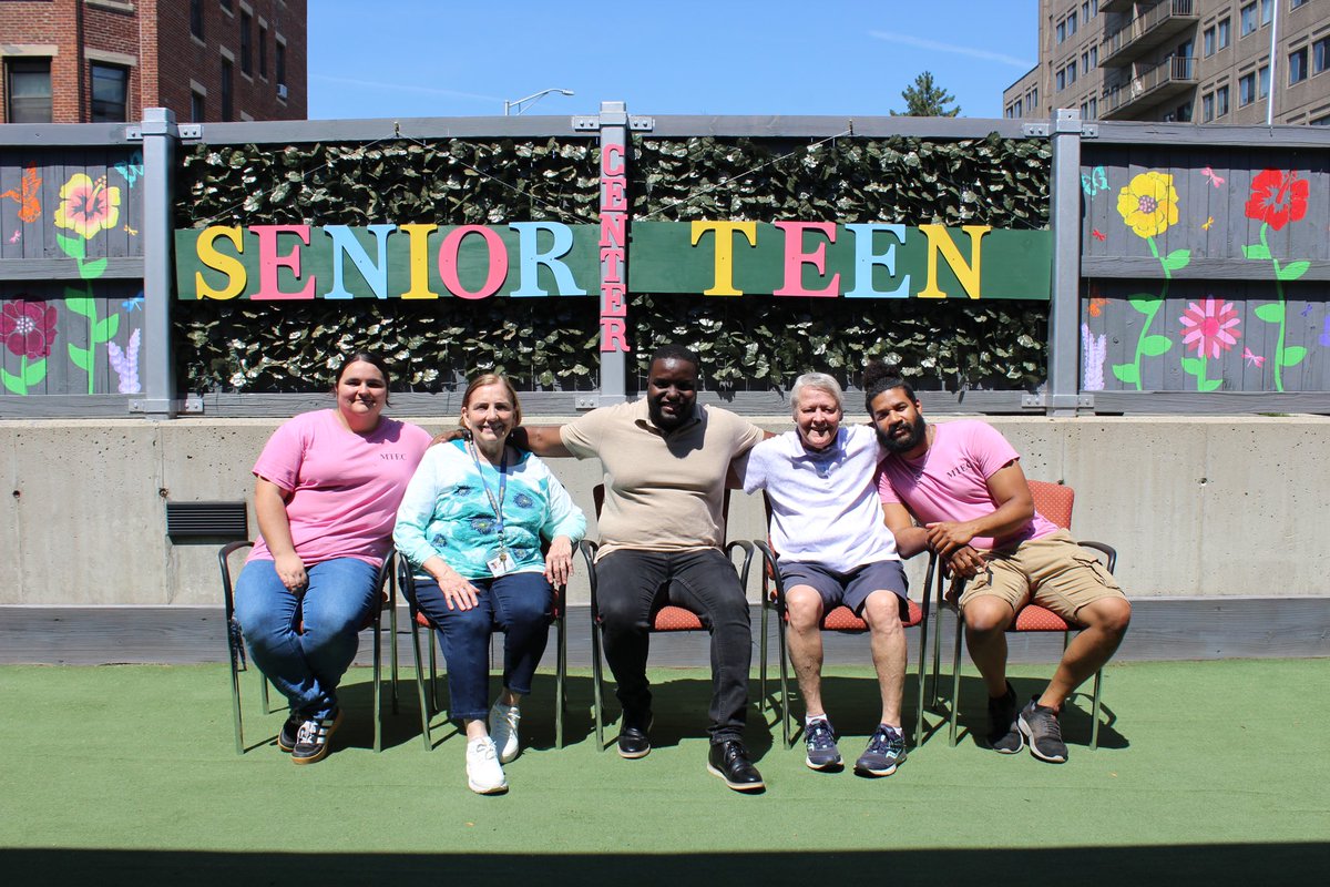 MTEC02148's tweet photo. Today our MTEC youth workers set up a lemonade stand out on the green for our collaboration with the Malden Senior Center. We had the teens serve lemonade and refreshing watermelon as they took some time to engage with some of the seniors.
#msyep #youthdevelopment #gomalden https://t.co/WC1uHx5yAM