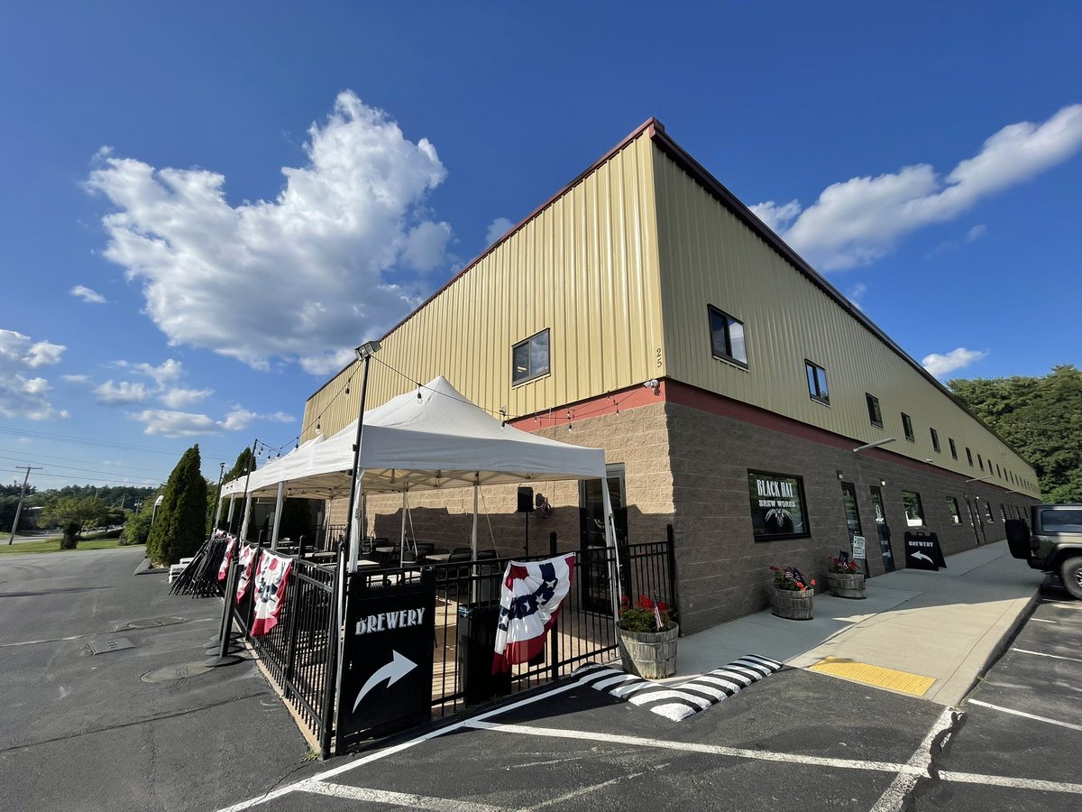 MassBrewBros's tweet photo. Cheers from @BlackHatBrewWks in #Bridgewater

#dogfriendly https://t.co/6SiL9M1N93