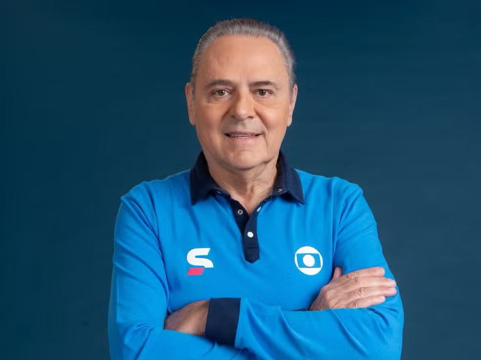 futebol_info's tweet photo. 🚨 AGORA! Após 4 meses afastado para tratar de uma neoplasia cervical, Luis Roberto está de volta às transmissões da Globo.

O narrador comandará Cruzeiro x Flamengo, quarta-feira, pelas oitavas de final da Libertadores.

Luis viajará para Belo Horizonte e estará no Mineirão. Caio Ribeiro e Ana Thaís Matos serão os comentaristas.

🗞️ @folha | @sitef5 | @bielvaquer 
📸 Estevam Avellar/Globo
