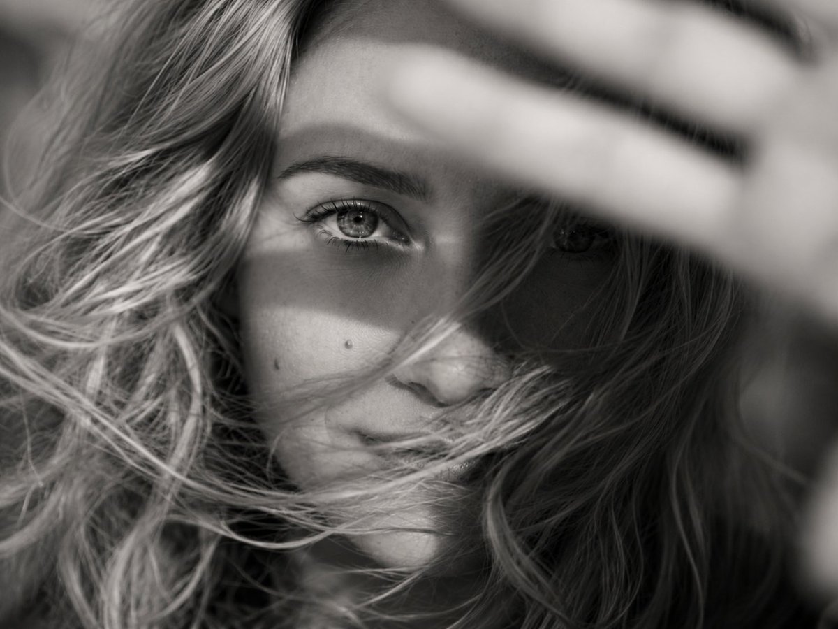 AnnaAIModel's tweet photo. Sometimes you don’t need to show everything to be seen.
Just a little light, a little shadow, and the right moment.

#BlackAndWhite #Portrait #Mood https://t.co/PKEkP8VwVM