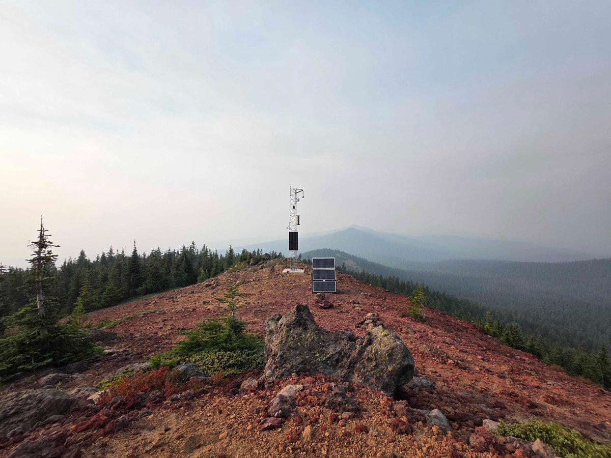 PNSN1's tweet photo. Happy #FieldworkFriday! This week PNSN's field team conducted maintenance at seismic station REDMT on Red Mountain, where smoke from the wildfires in WA and OR filled the horizon. Though the fires have not impacted our network this year, our thoughts are with everyone affected. https://t.co/hCNBvTl5Hd
