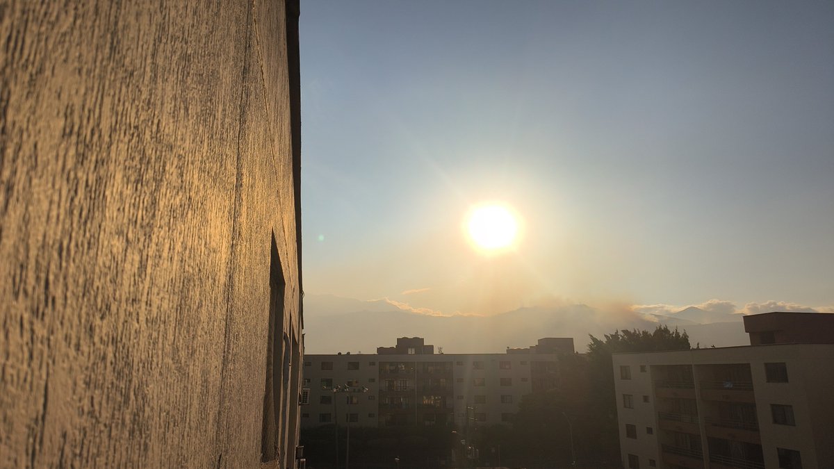 DamianM_'s tweet photo. Que mal presagio que con la llegada del Neofascismo mediático se queme nuestro preciado cristo rey. Ya que les gusta la simbología, la corrupción llegó amenazando nuestra tierra y cual catástrofe viene arrazando con la cultura, y nuestras creencias. El diablo se metió al rancho. https://t.co/TRj6MM03JQ