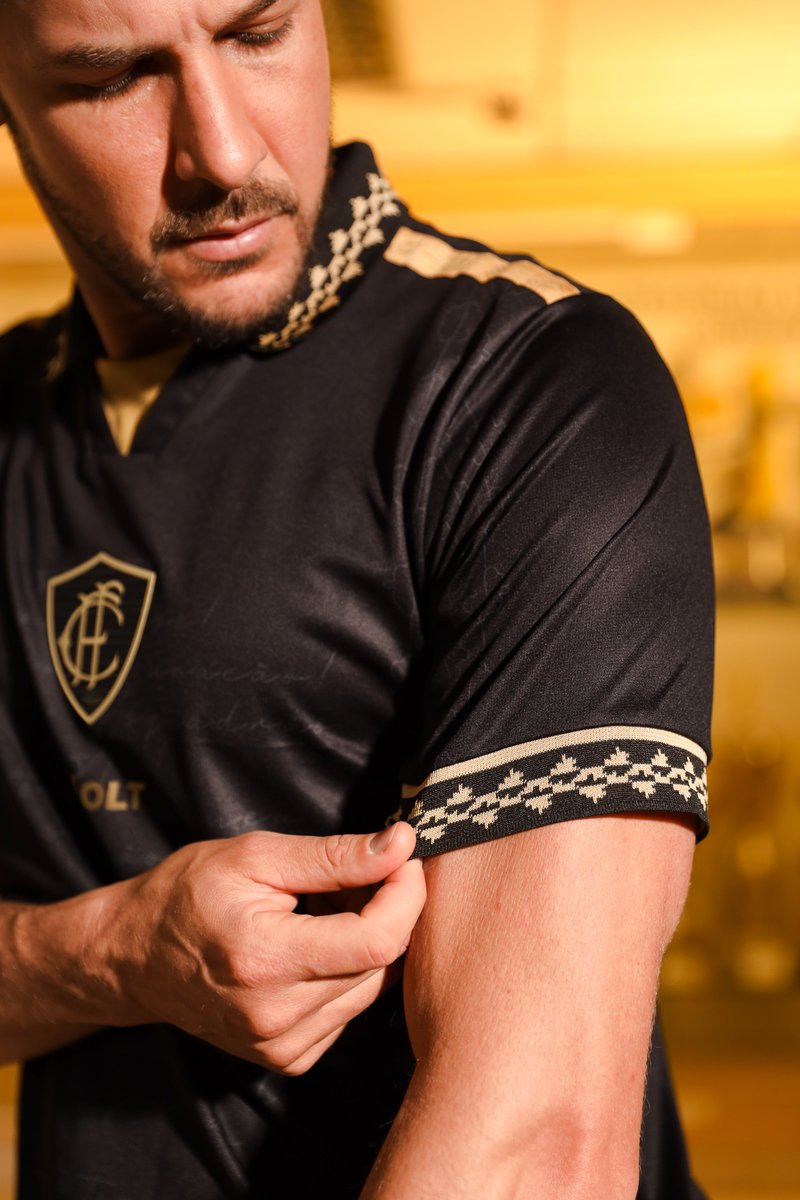 SomosVolt's tweet photo. Onde a história mora.

A Camisa 03 de 105 anos homenageia um passado de glórias enquanto inspira tudo o que ainda está por vir.

⚠️Vendas liberadas neste sábado, 08/08, a partir das 9h, nas lojas físicas e on-line.

#Figueirense #105Anos #VoltSport https://t.co/PVoyn6qIGN