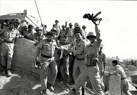 amiraljubori's tweet photo. هو أجمل يوم في حياتي ...
لن يتخيل ابناء هذا الجيل حجم السعادة التي غمرت البيوت والشوارع  ، 
يوم رقصت أرواحنا فرحا و ذقنا عسل الانتصار تاركين السم لأعداء العراق يتجرعوه ..  
المجد لشهداء العراق الابرار 
تحية وعرفان لكل عراقي شارك في الدفاع عن وطنه . 
#٨آب١٩٨٨
#يوم_الانتصار https://t.co/NOxaQd7Sgz