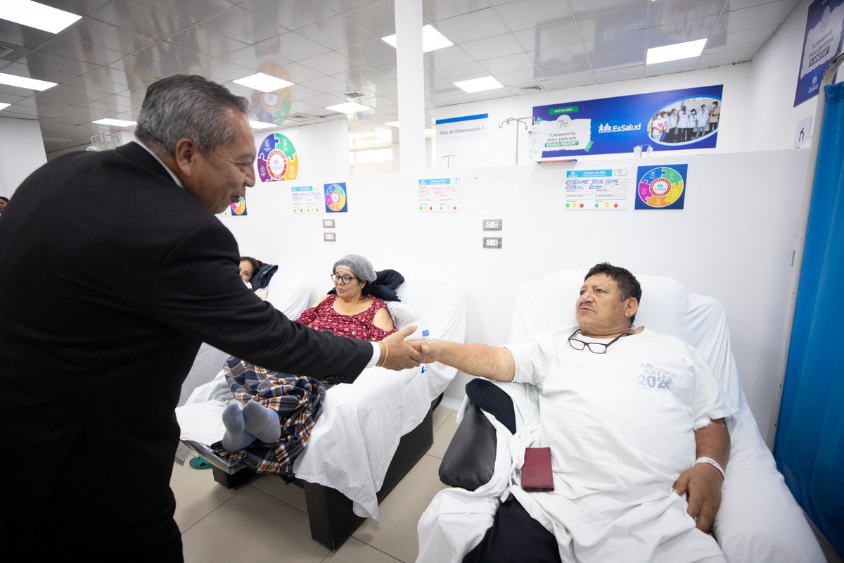 EsSaludPeru's tweet photo. 🏥 ¡Atención oportuna, segura y humanizada!

En #EsSalud fortalecemos la atención con la nueva Clínica de Día de Emergencia en el Hospital Rebagliati, un innovador modelo que permite atender rápidamente a pacientes con enfermedades complejas y descompensaciones agudas. 🩺💙

¿El objetivo? Estabilizarte en pocas horas para evitar hospitalizaciones innecesarias y permitir que regreses a casa el mismo día, con total seguridad.

👩‍⚕️👨‍⚕️ Nuestro equipo multidisciplinario brinda cuidado especializado a pacientes con diabetes, hipertensión, falla renal y enfermedades oncológicas.

#EsSalud #Rebagliati #ClínicaDeDía #Salud