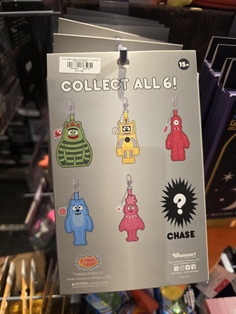El_Cosme_'s tweet photo. I don't get why in America we Yo Gabba Gabba! key chains, but not Thomas? Which imo is even more childish than Thomas. The only "adult" Thomas merch ive seen here in the US are 2 Thomas pins BoxLunch had. https://t.co/1YcfmPE4pV