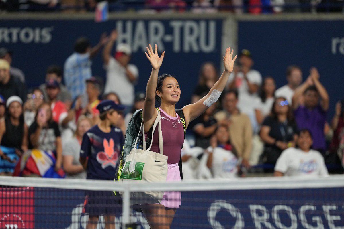 McIntyreTennis's tweet photo. There’s good reason why so many thousands of tennis fans stayed on Centre Court until nearly midnight tonight in Toronto. 

Alex Eala has a way to connect with the crowd - Filipino and otherwise - with her genuine emotion and passionate play. 

🇨🇦🏆🎾🇵🇭🔥

📸 @ImagesByNeena https://t.co/3a8mfLIYdE
