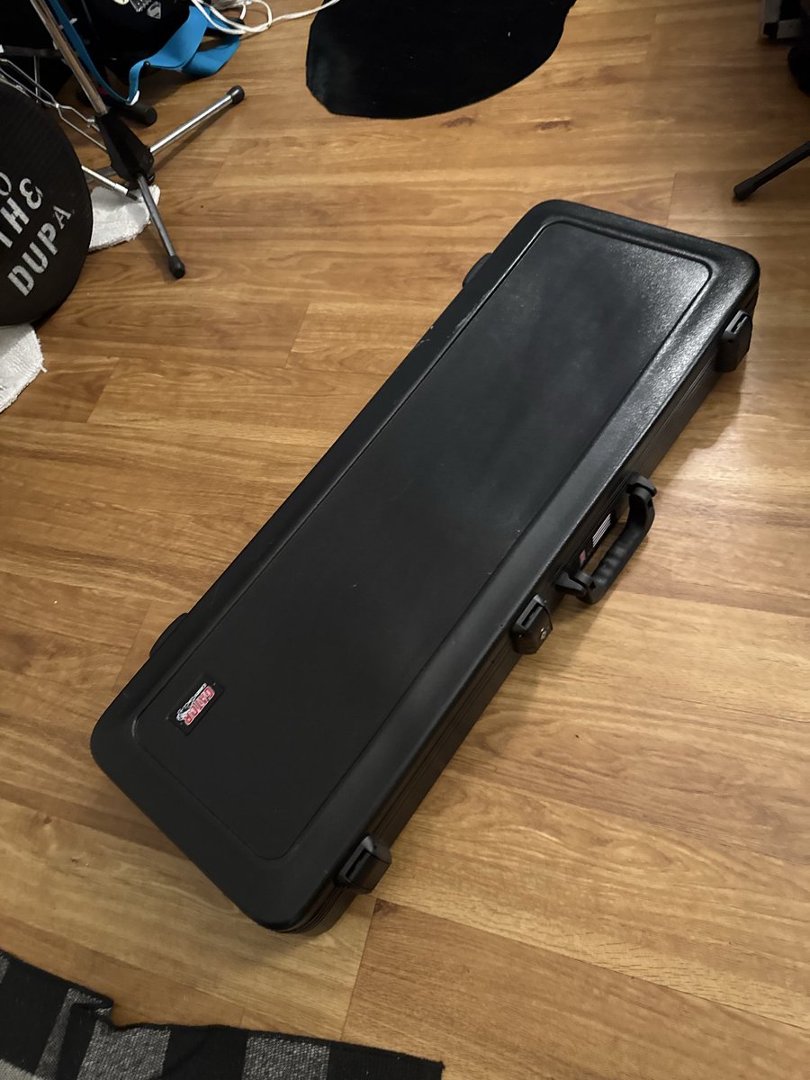 Supatothedupa's tweet photo. One of the bonus things in living in LA is people are constantly throwing away perfectly good shit. Just came up on a $200 guitar case for my Strat. https://t.co/zQBIggF0LW