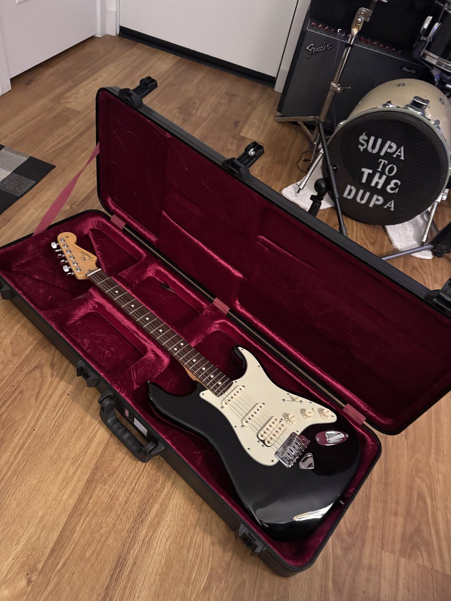 Supatothedupa's tweet photo. One of the bonus things in living in LA is people are constantly throwing away perfectly good shit. Just came up on a $200 guitar case for my Strat. https://t.co/zQBIggF0LW