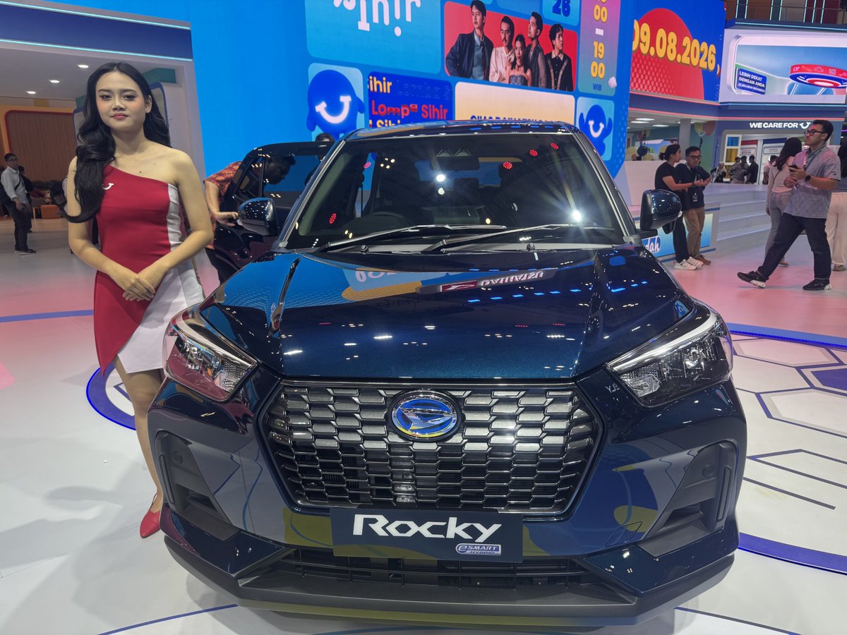 daniel_mashudi's tweet photo. beli mobil itu emang perlu lihat faktor harga. tapi itu bkn alasan satu-satunya, lihat juga harga jual kembali &amp; teknologinya. makanya pas lihat Daihatsu Rocky Hybrid di GIIAS langsung bikin aku tertarik
#DaihatsuRockyHybrid #SemuaJadiMudah #DaihatsuSahabatku
@daihatsuind https://t.co/iPGPmfqGEv