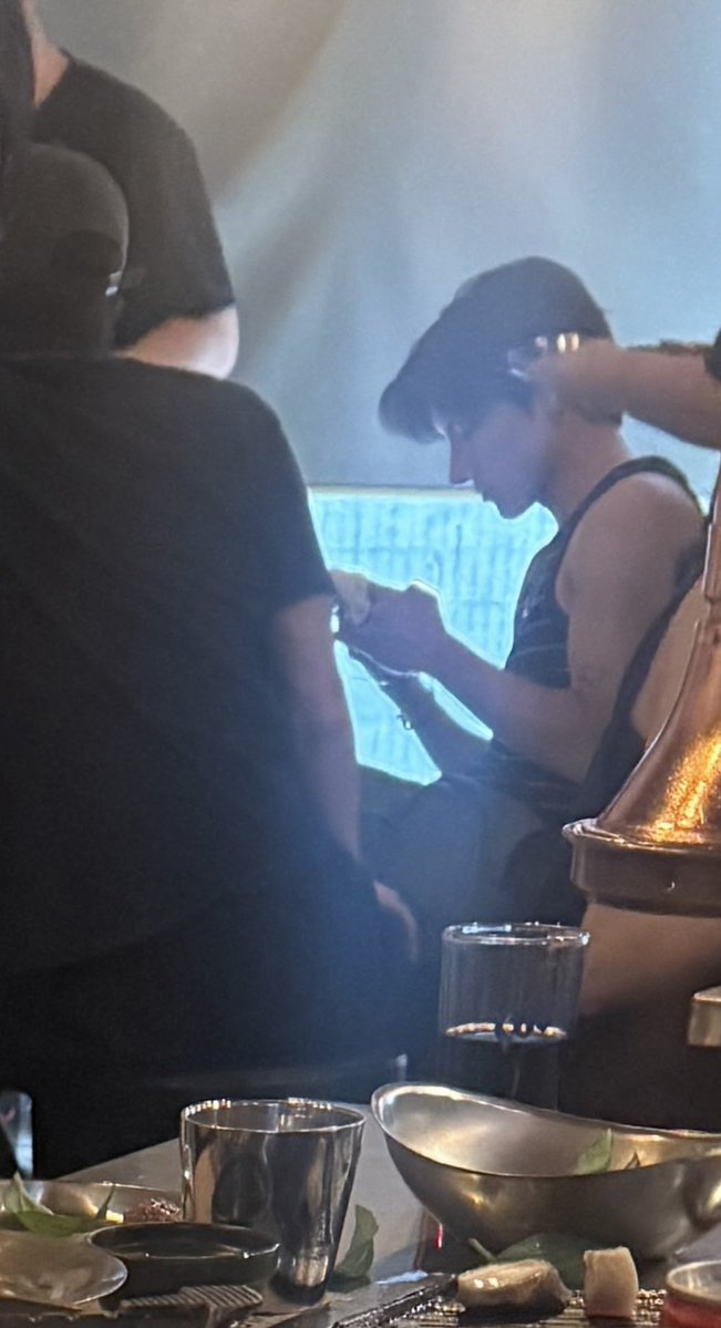 only4younghoon's tweet photo. Sehun, Hyunjae, Eric selalu nyempetin beberapa kali ketemu hangout dan buat makan bareng ditengah kesibukan mereka. Keinget Sehun pernah bilang kalo semisal dia pergi makan sama yang lebih muda pasti dia yang bayarin. Ini mah beneran Sehun dan dua adeknya banget, Sehun momong Hyunjae sama Eric. Makasih udah selalu akrab, ditunggu buat berita hangout atau makan-makan selanjutnya. Aku sebagai exo-l dan deobi senenggg bgt!!! 🥹🥹🤍🤍