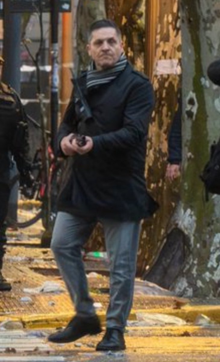 bartolomerulli's tweet photo. Ayer circularon por Buenos Aires policías de civil armados como si fuera n Rambo ¿ No es parecido a Peter Thiel? ¿Habrá venido en un tour exclusivo de esos que pagan fortunas por cazar personas? Los medios callan ante esta salvajada. Es un peligro salir a la calle en Argentina. https://t.co/wwStDtT9wm
