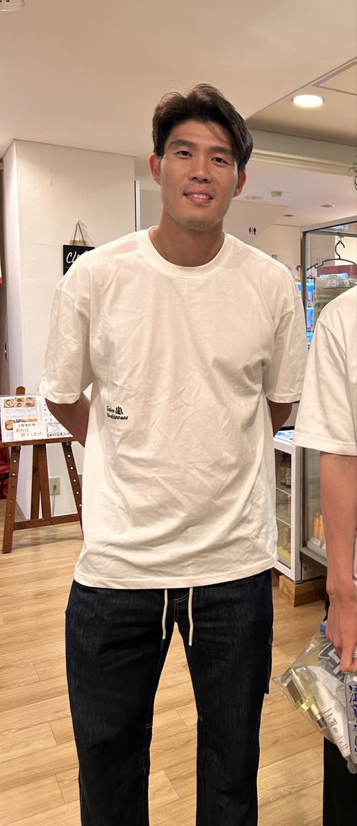 kamataonsen12's tweet photo. ⚽️冨安健洋選手が蒲田温泉にご来店されました‼️⚽️

ワールドカップの戦いを終えたサッカー日本代表・冨安健洋選手が、再び蒲田温泉に足を運んでくださいました😊

以前にもお越しいただいたことがあり、大変嬉しい再会となりました👏

そして皆さんご存知の通り、プレミアリーグのクリスタル・パレスFCへの入団が正式発表されましたよね📢
日本代表、鎌田大地選手（こちらも当店のお客様❗️）との共闘も楽しみですね✨  

当店の黒湯♨️でしっかり疲れを癒やし、新天地ロンドンでのさらなる飛躍を応援しています⚽️🇬🇧❣️

#冨安健洋 #蒲田温泉 #クリスタルパレス #CPFC #プレミアリーグ #サッカー日本代表