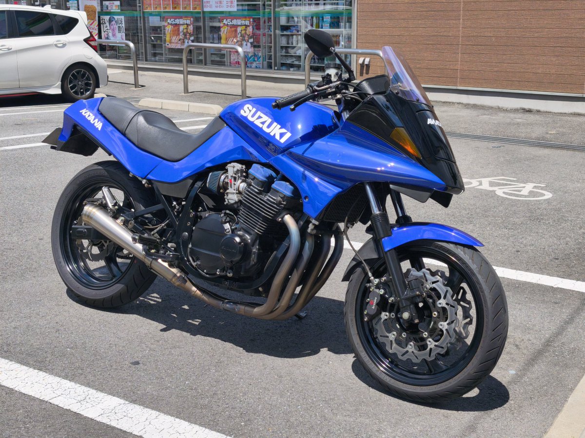 RG250Gana's tweet photo. そーいやスマホ機種変したんだけど、レンズ周りにライカって書いてあるから

これはとても素晴らしい写真が撮れるんだな！

と思ってウッキウキでカタナ撮ろうとしたけど、暑すぎて無理だったw https://t.co/eOGqcTlRmm