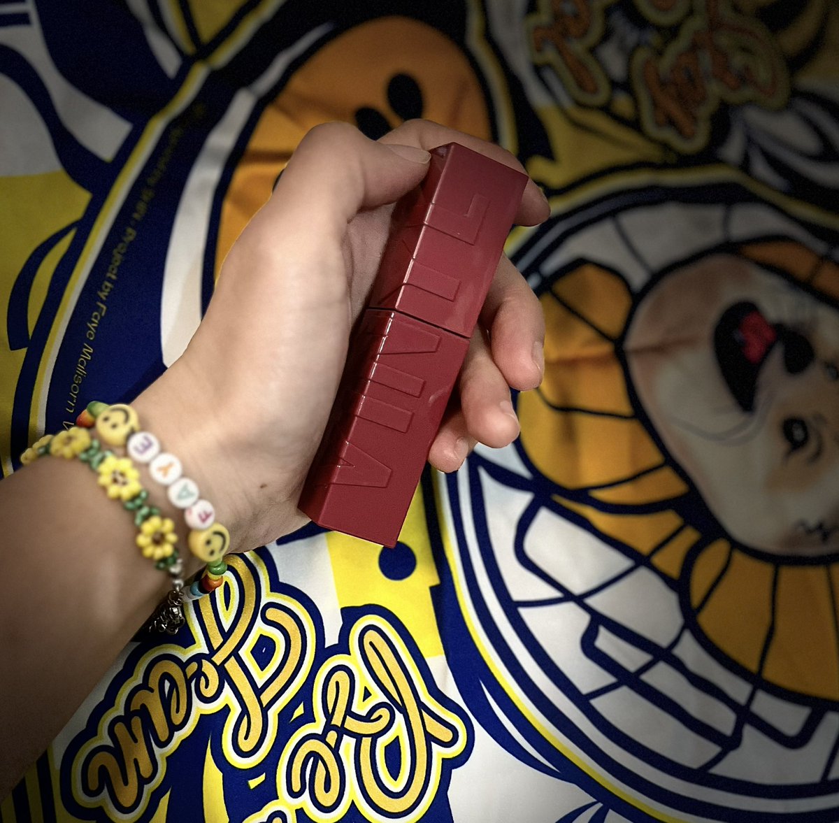 batmanforfaye's tweet photo. I just checked my makeup bag and it turns out I have one, it's similar but I don't know if it's the same or not. Don't forget today's Shopee live at 12 👇🏻😉

#Maybellinethailand 
#FayePeraya
#ฝ้ายพีรญา https://t.co/krDZsklrBF