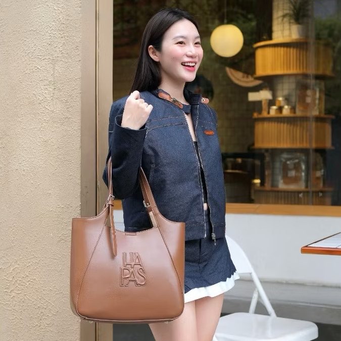 hey_itsmellow's tweet photo. @LuneiiLuna ￼แนะนำกระเป๋าทรง totes 👜 ของ HAPAS เลยค่ะเป็นหนังพรีเมียม ตัดเย็บดีมาก ใบใหญ่จุของได้เยอะแถมกล่องกับถุงผ้าสวยมาก ซื้อเป็นของขวัญก็ได้ แพ็คเกจจึ้งง
https://t.co/IDBfqmbCXS https://t.co/7m4C1gh0In