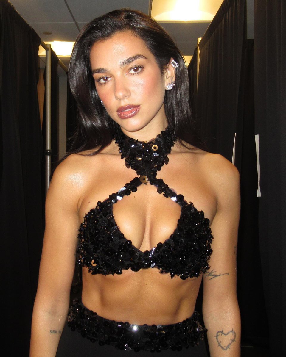 lipacraves's tweet photo. dua lipa, have some mercy https://t.co/4eR1uPGoim