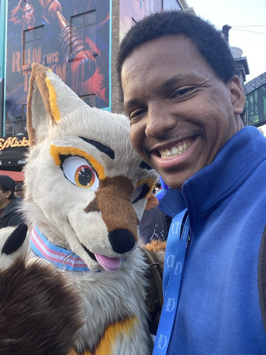 TobyInt's tweet photo. It feels really good to be with furrys who give you this company, even there is a nice comic con,
 happy #fursuitFriday eep eep🦦 https://t.co/DD7ps4kyXm