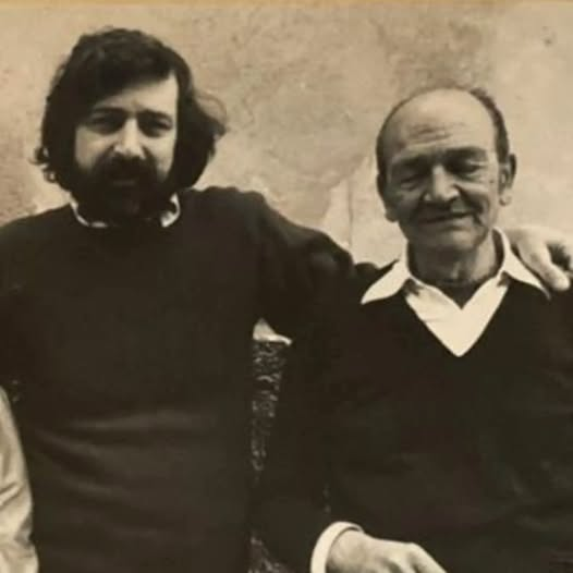pierpi13's tweet photo. "Senza Livore..."
Sapete perché Guccini non condivideva le vostre idee?
Perché l'uomo alla sua sinistra, papà Ferruccio, passò due anni nei campi di prigionia di Leopoli e Amburgo.
Nel 1943, dopo l'8 settembre, rifiutò di aderire alla Repubblica Sociale Italiana e venne internato nei campi di lavoro in Germania
Tornò a casa nel 1945, pelle e ossa, distrutto dal lavoro e dalla fame e dopo aver visto cose disumane che non volle mai raccontare.
Fece appena in tempo a vedere nascere Francesco e quando lo rivide aveva già 5 anni. Pensate cosa si prova a non avere un padre per i primi 5 anni di vita, pensate come ci si sente a crederlo morto...
Non avete mai preso pienamente le distanze da chi lo ha reso orfano per 5 anni, minizzate, ironizzate, idolatrate, ricordate, omettete, manipolate, rievocate, riaccendete...
Potevate tacere come avete fatto il 2 agosto invece avete scelto la strada del vittimismo.
"Voi siete solo un'ombra e tu, Francesco, il sole"