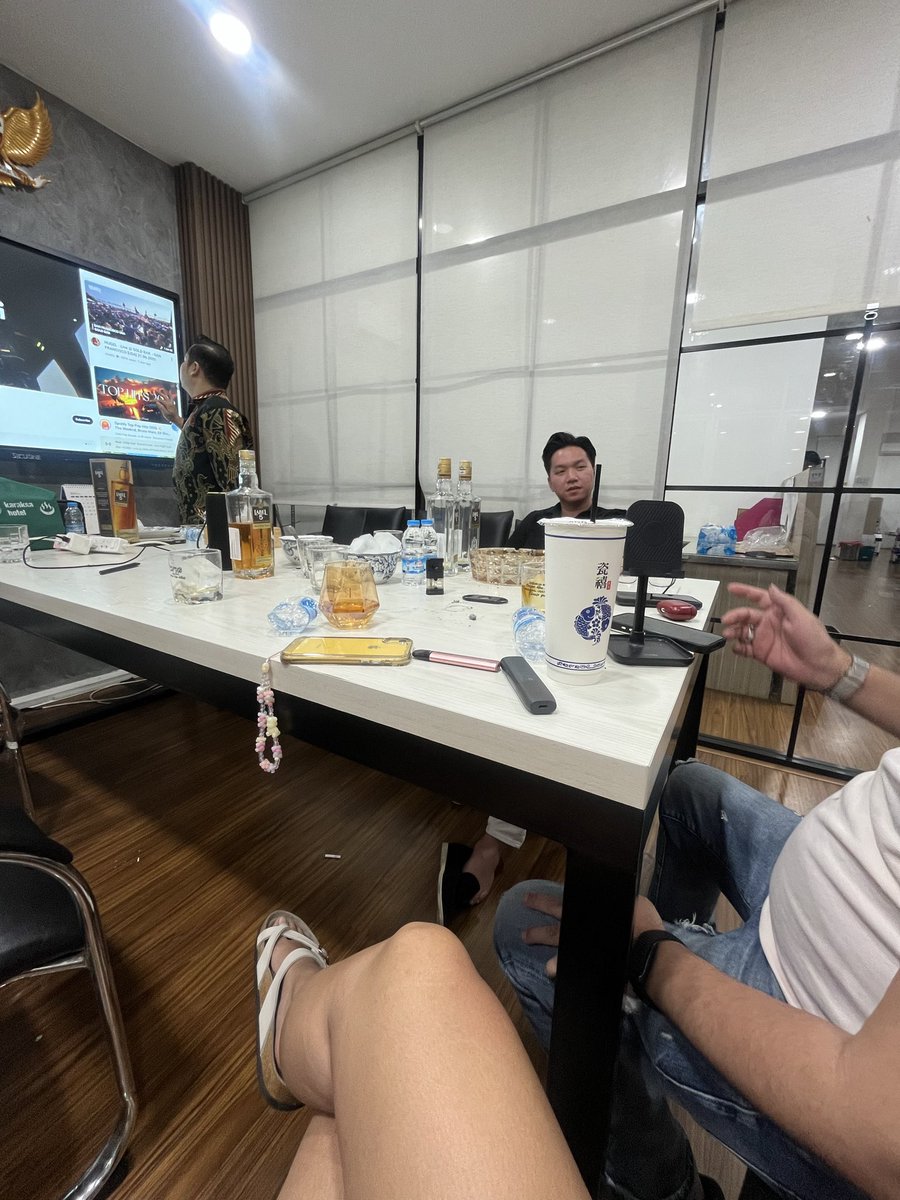 Funfunnyfunny's tweet photo. Berawal dr “lg dmn fan ? Sini lah main”
Dan lanjut semuanya terjd, project baru, obrolan baru. Dr yg cm tegur sala jd ngobrol deket. Ini terlalu singkat untuk waktu yg ga terlalu singkat 😂 https://t.co/5xNV3uOogb