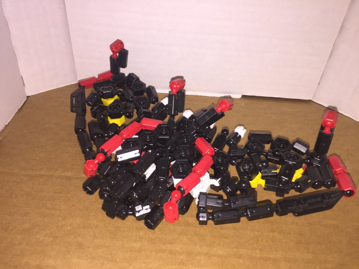 zeroline_2nd's tweet photo. アソブロックで作るSTG機、実はボス機も度々作ってたり。各部動くからにはフルギミックを心掛けてるので毎度大変だったりはする https://t.co/pBTMV52bXA