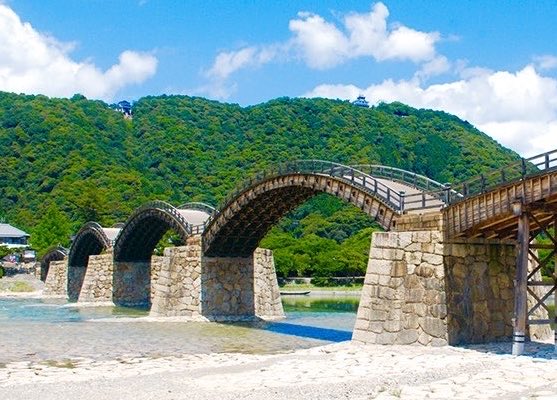 travelroad5's tweet photo. 【山口県で一度は見たい絶景まとめ】

1枚目：錦帯橋(岩国市)
…日本三名橋の1つで美しい五連アーチの木造橋。
2枚目：元乃隅神社(長門市)
…日本海に面した断崖絶壁の上に123基の朱色の鳥居が並ぶ。
3枚目：角島大橋(下関市)
…コバルトブルーの海の上にかかる絶景の橋。
4枚目：秋芳洞(美祢市)
…秋吉台の地下に広がる日本最大級の鍾乳洞。
・瑠璃光寺(山口市)
・青海島(長門市)