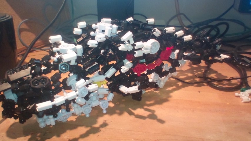 zeroline_2nd's tweet photo. アソブロックで作るSTG機、実はボス機も度々作ってたり。各部動くからにはフルギミックを心掛けてるので毎度大変だったりはする https://t.co/pBTMV52bXA