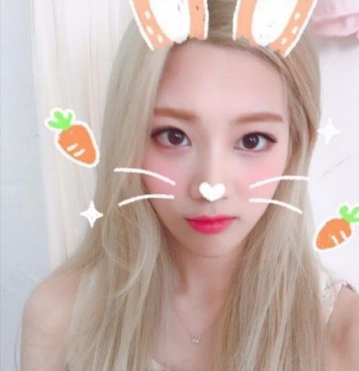 suissrolls's tweet photo. celebrities 2009 vs 2016 
kim lip (loona): https://t.co/0vTdbKiwMP